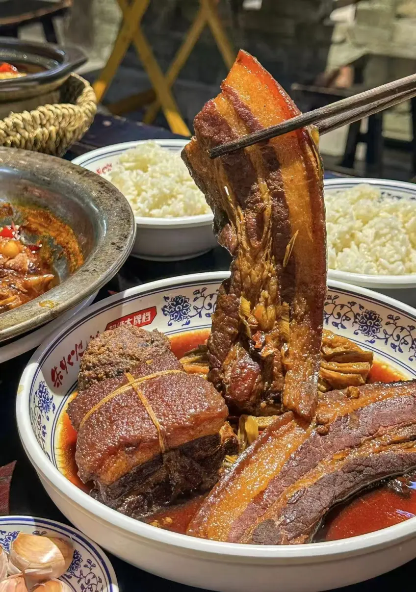 竖向示意捆绳把子肉筷子夹起
