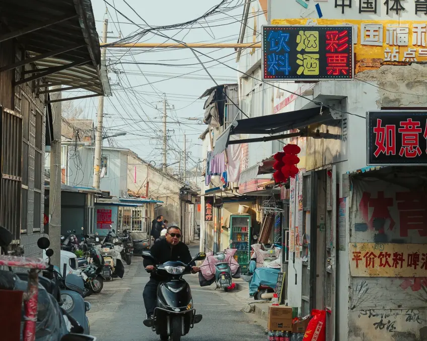 巷弄骑车烟酒彩票店景