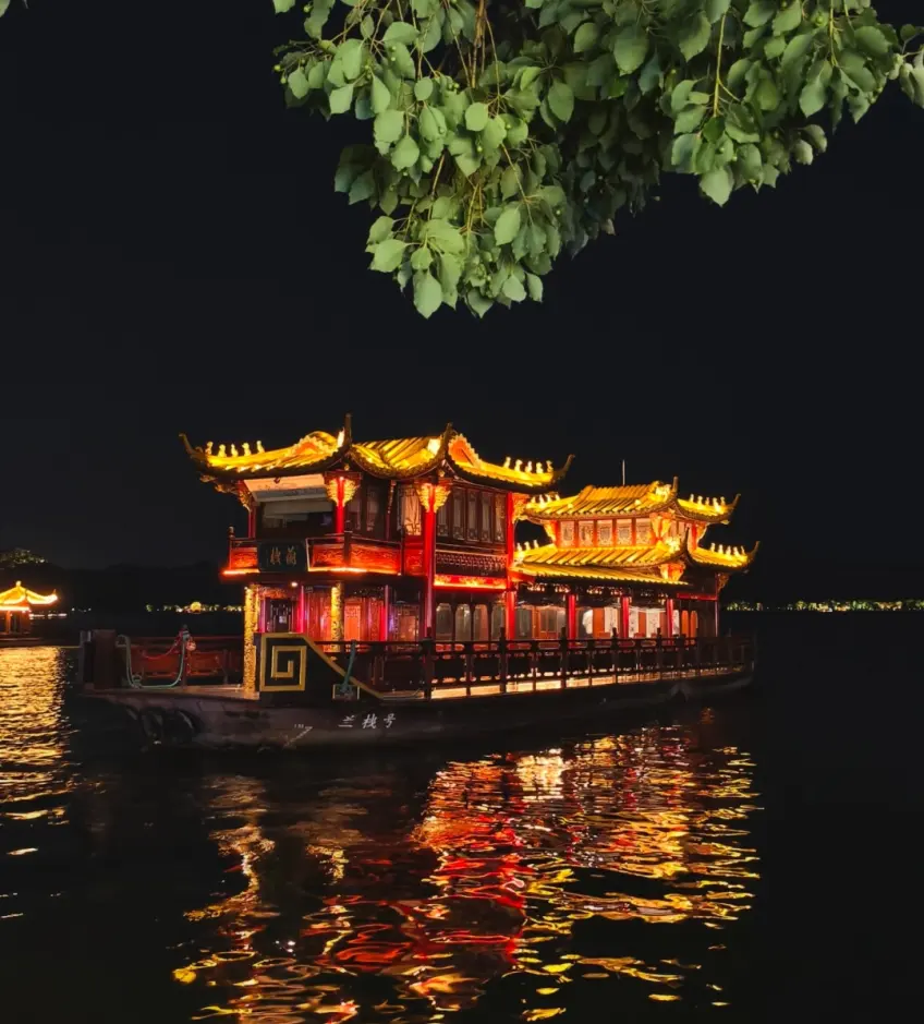 西湖传统画舫兰梐号夜航灯影