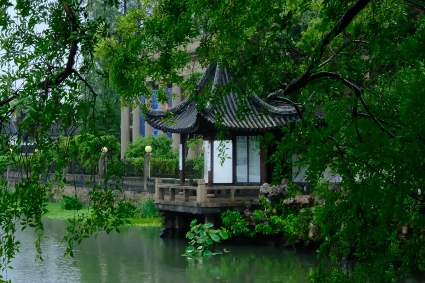 沧浪亭临水古亭核心景致
