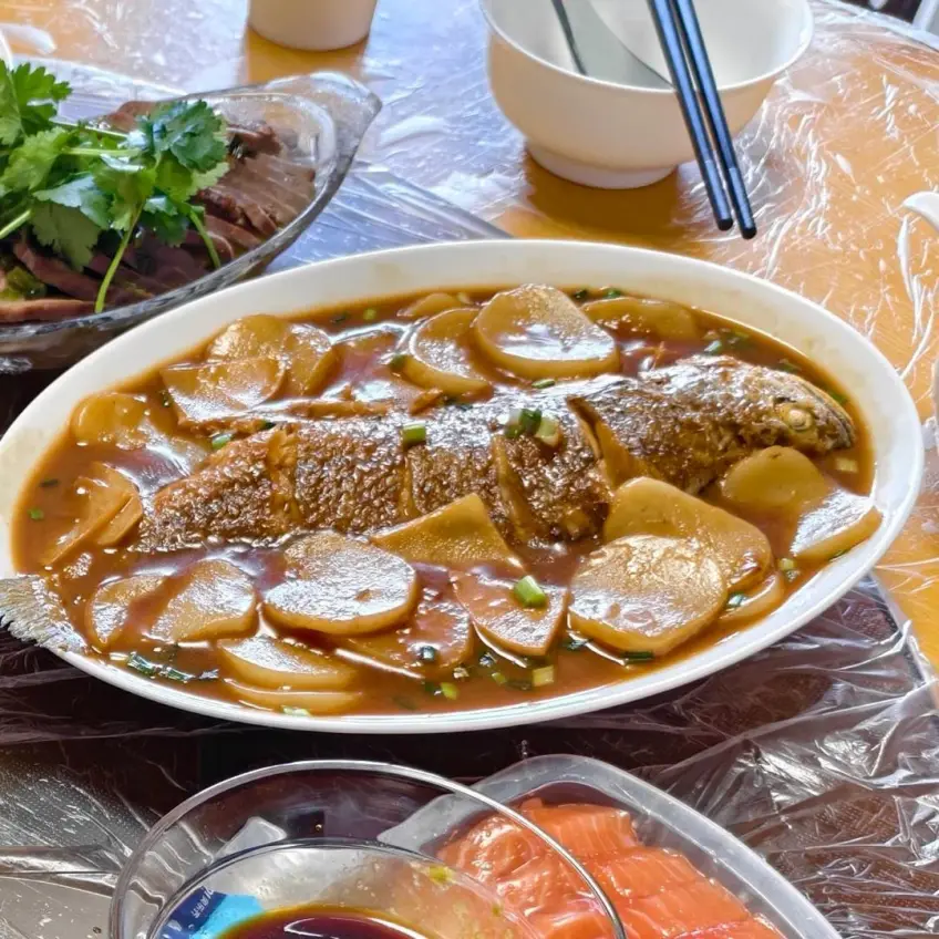 台州家燒黃魚年糕海鮮裝盤特寫