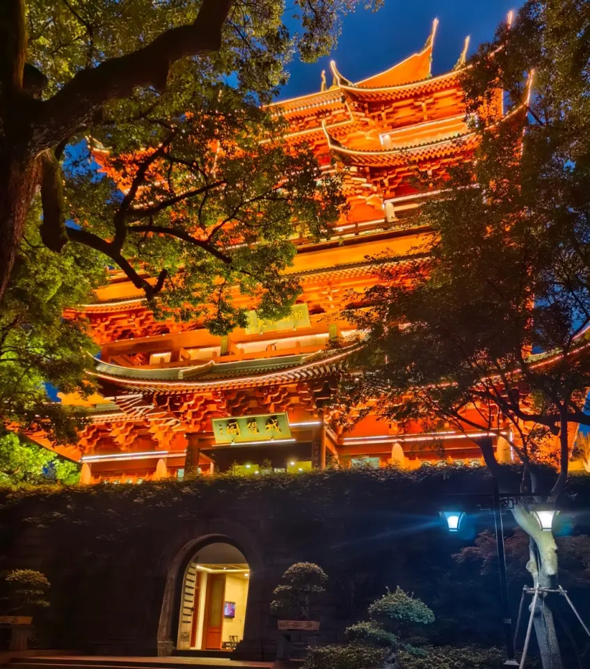 吴山城隍阁多层飞檐夜景亮灯