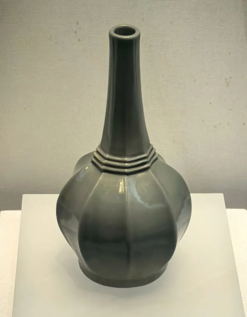越窑青瓷湖水绿釉器物特写