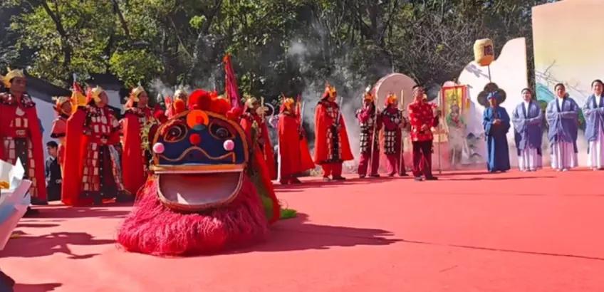 孝子祭红毯舞台青狮头与锣鼓队