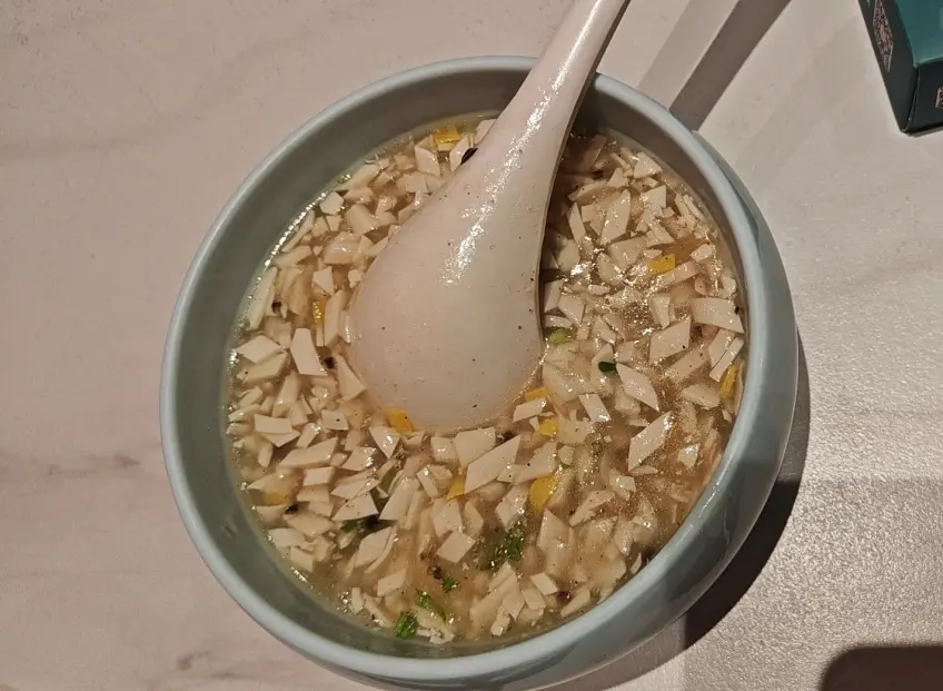 老淮安平橋豆腐雞湯火腿香菇碗近景