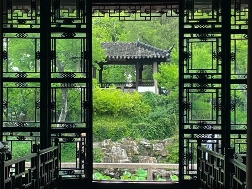 苏州拙政园漏窗框取亭廊水景