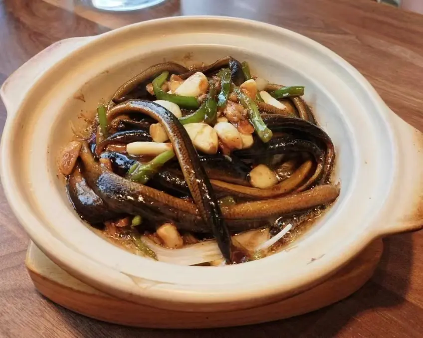 軟兜長魚配蒜瓣青椒的砂鍋特寫