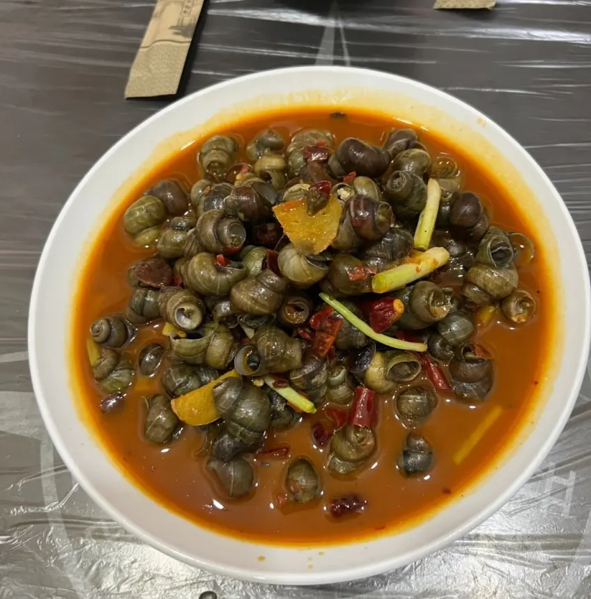 酱爆螺蛳配姜葱辣椒大碗