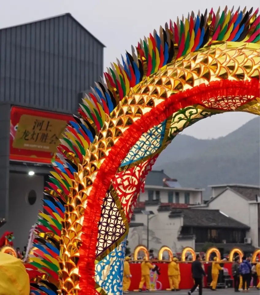 河上龙灯胜会金鳞板龙拱起特写