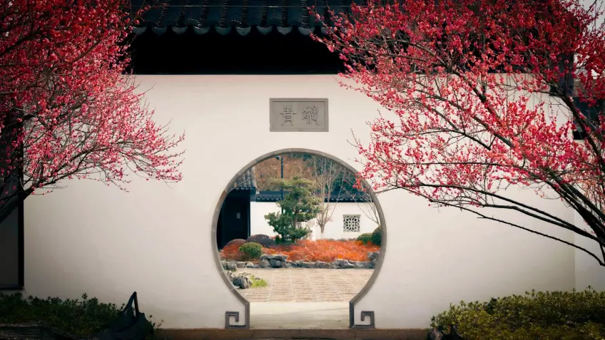 苏州园林锁春月洞门与红梅昼景