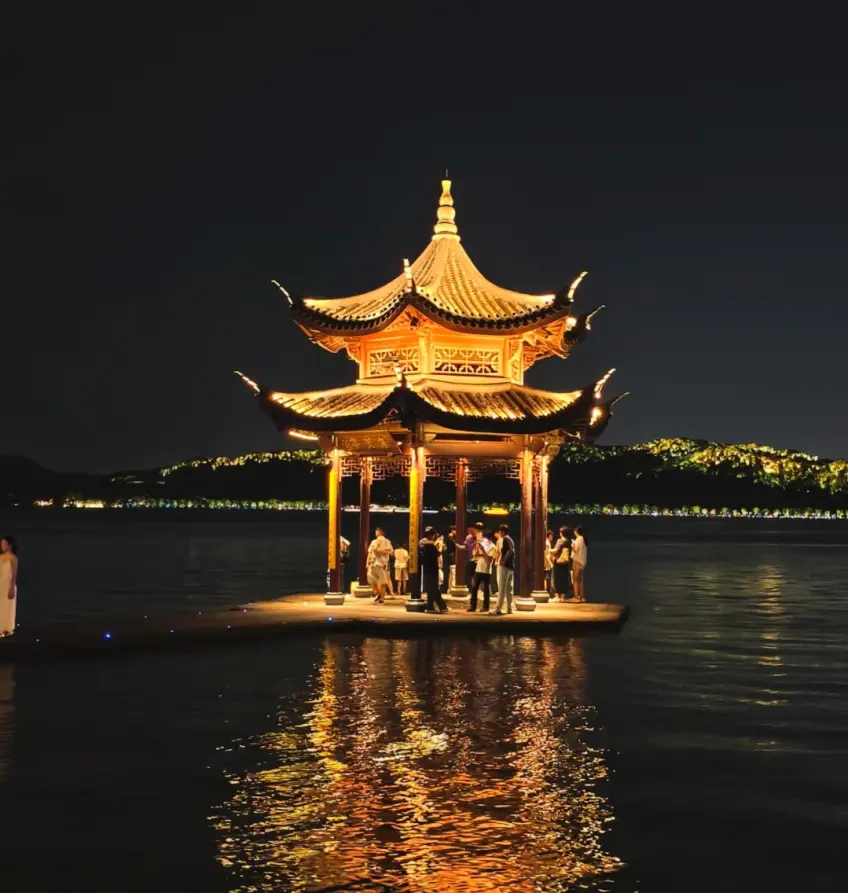 西湖湖心亭夜景金灯与游人
