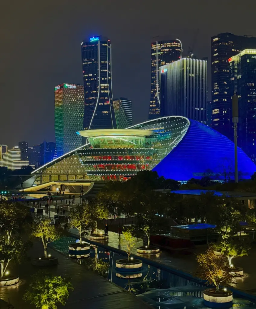 杭州大剧院蓝光夜景与新城高楼
