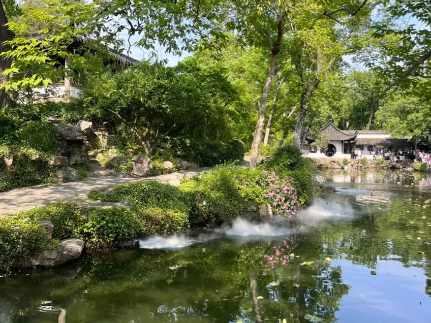 拙政园亭台楼阁倒映水面