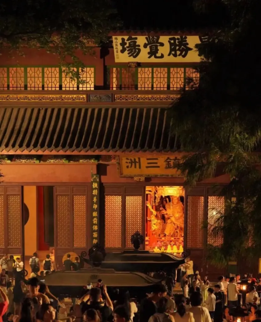 灵隐寺夜游殿门亮灯与香客