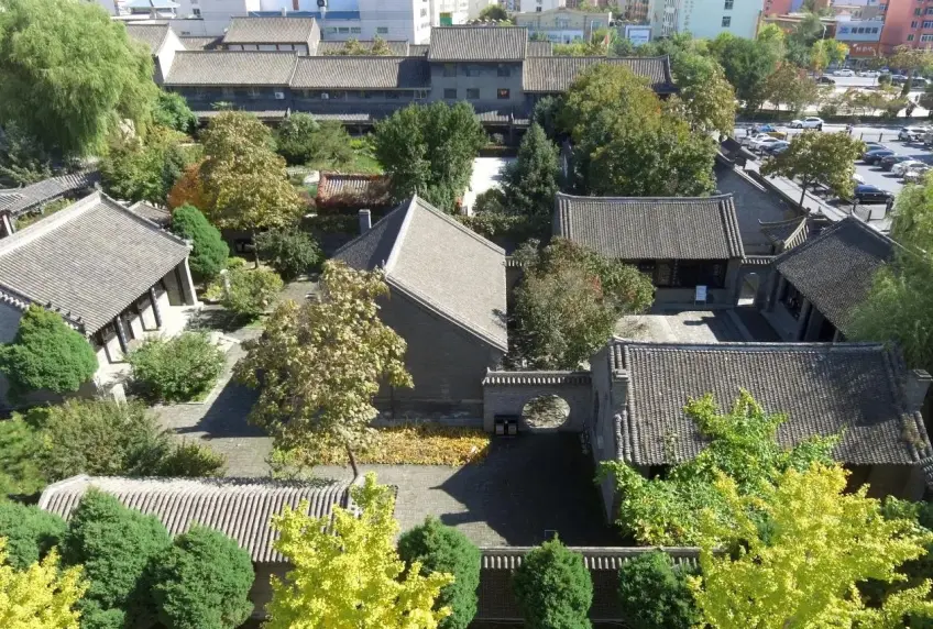 少年讀書舊址院落月亮門俯瞰橫圖