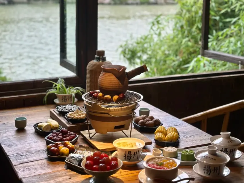 窗边茶台干果零食一景