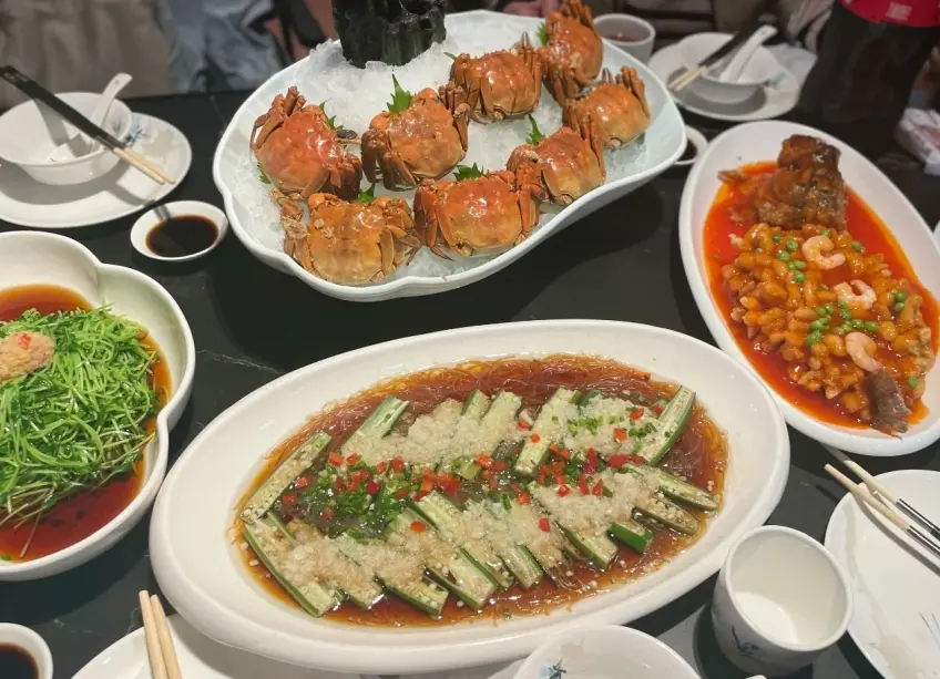 芬芬私房菜清蒸大閘蟹與松鼠鱖魚拼桌示意