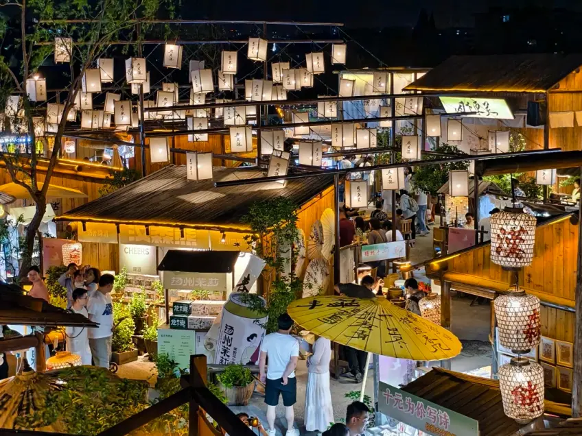 彩衣街巷美食街市全景
