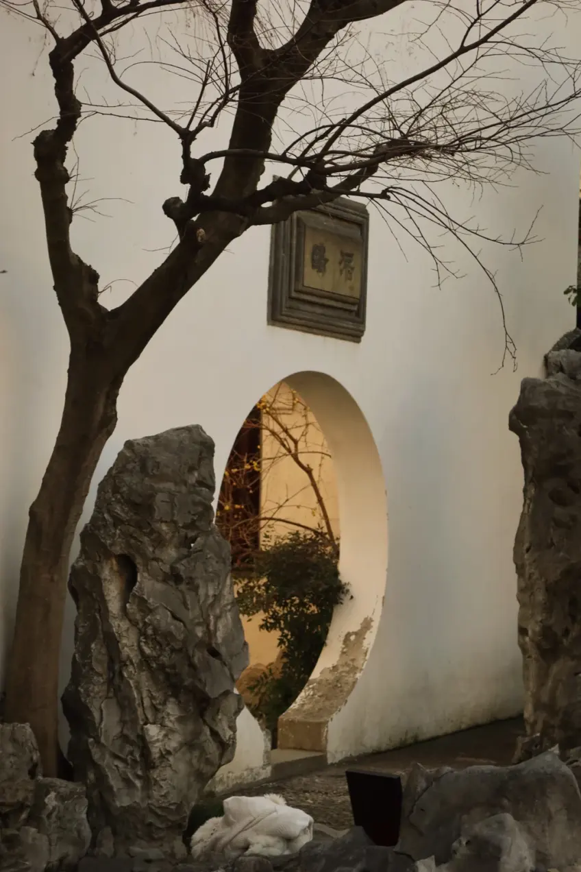 艺圃延光阁水面倒影