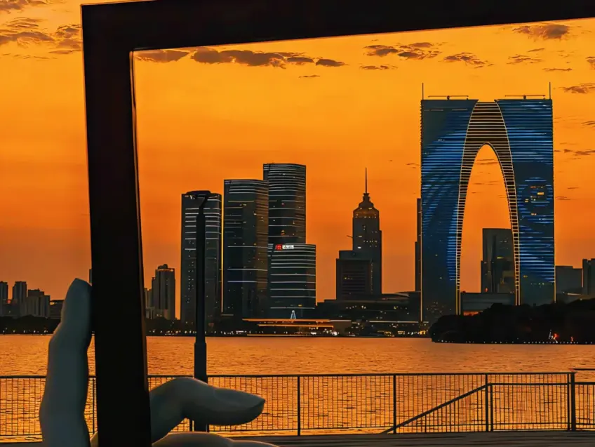 相框雕塑中东方之门夕照蓝灯