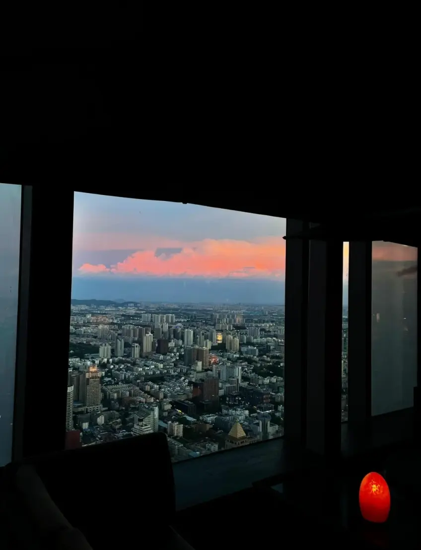 總統府周邊高樓酒店客房窗邊日落城市景豎向示意
