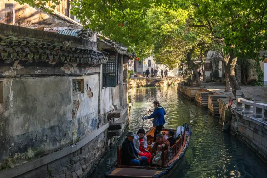 河道乌篷船与岸边行人