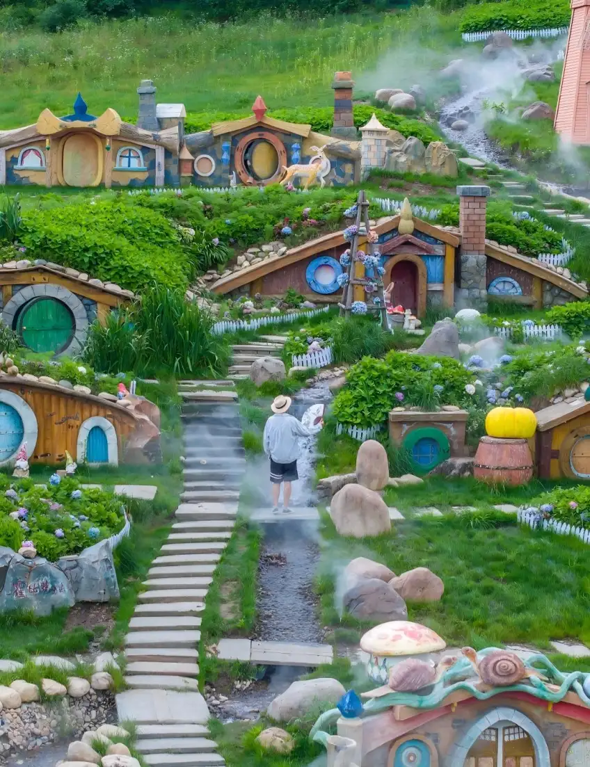 霍比特童话村彩色小屋与绣球花