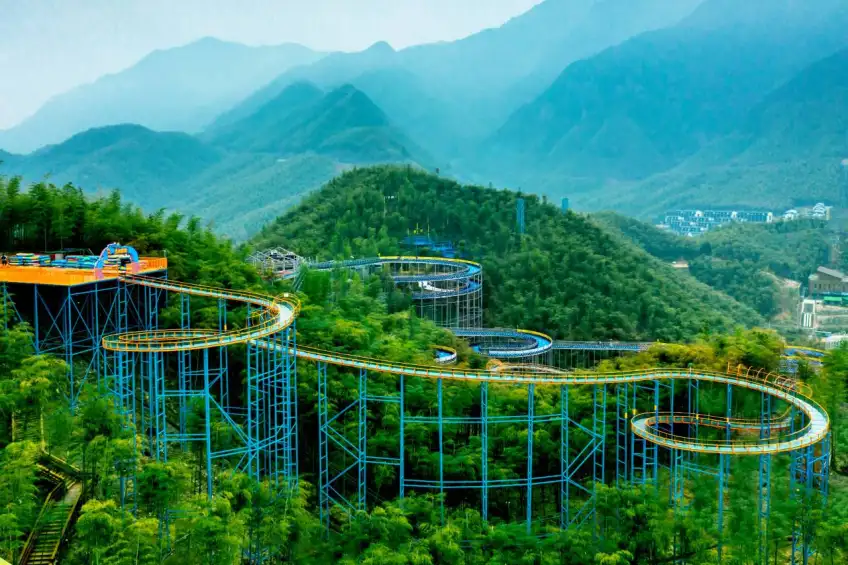 蓝色支架玻璃滑道穿梭竹海全景
