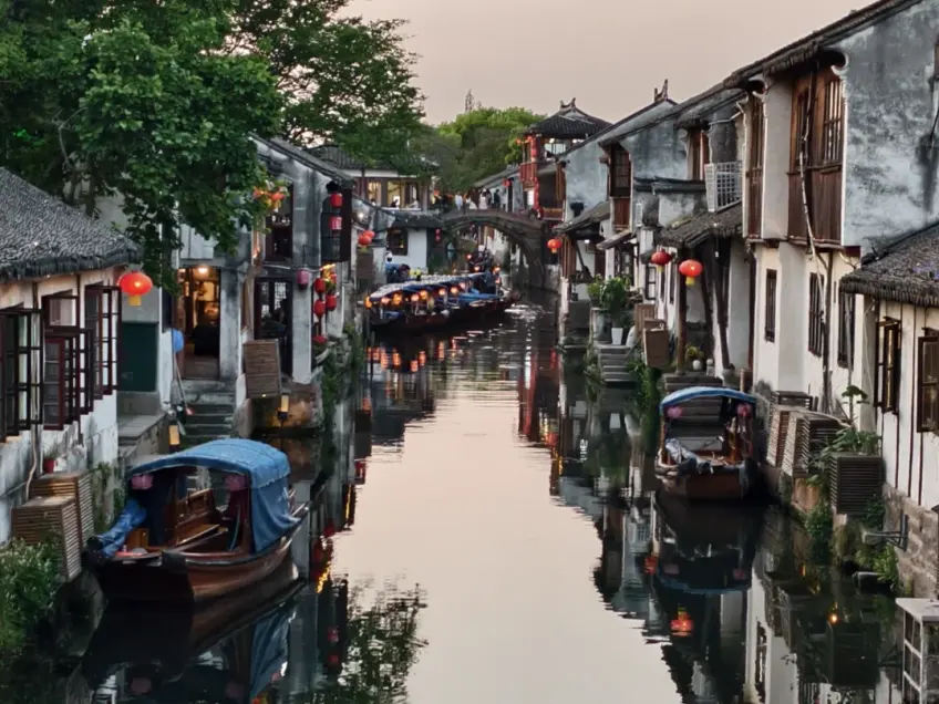 暮色河道乌篷船与红灯笼