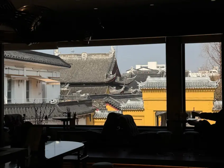 室内窗景远眺黄墙寺庙灰瓦屋顶