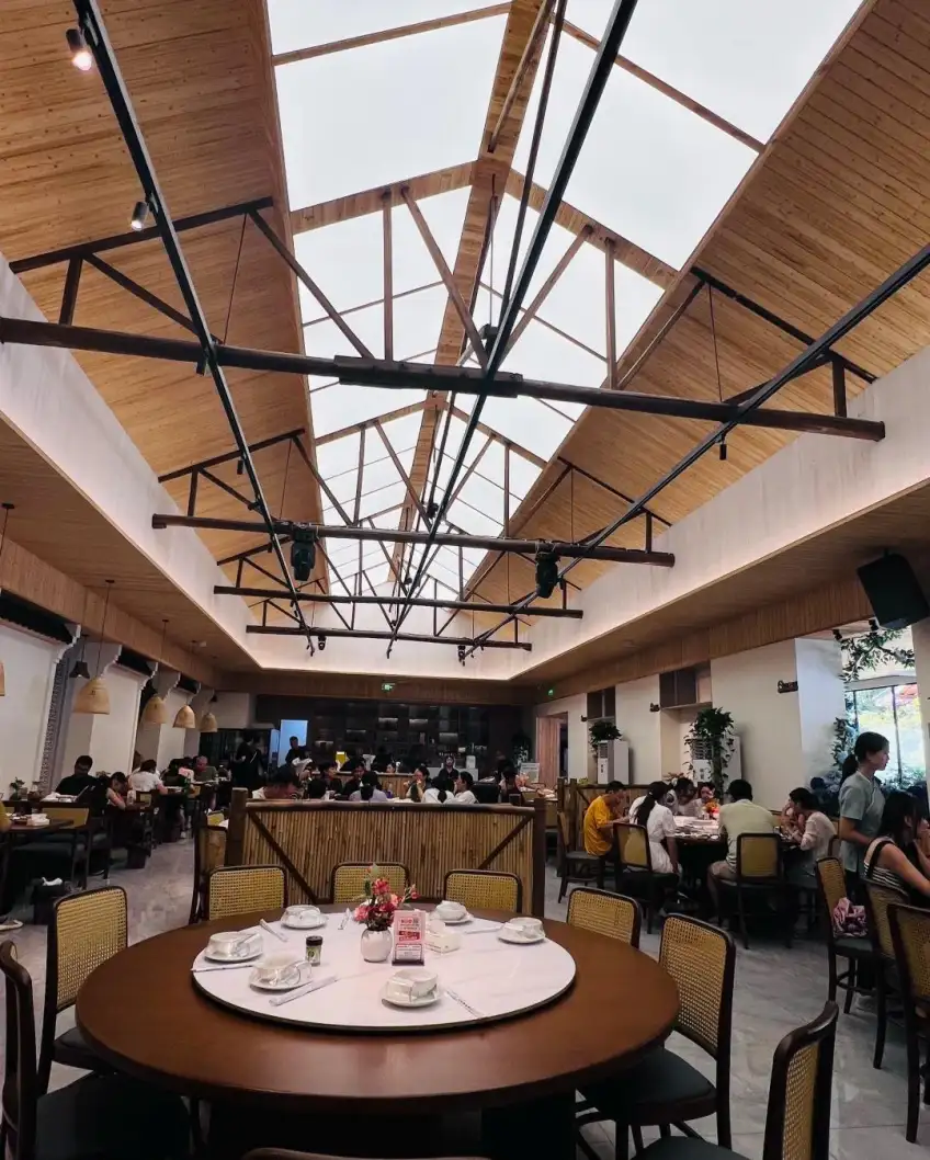 云上院子餐厅室内挑空厅堂用餐区