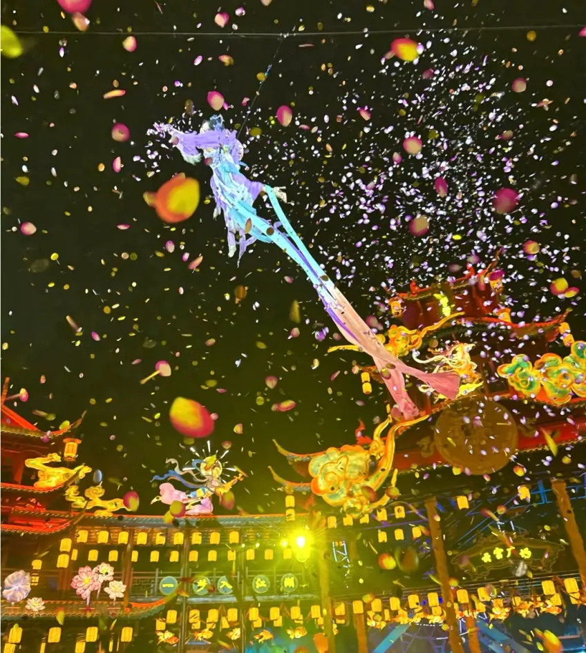 仙侠镇夜空飞天花瓣古风空中演艺