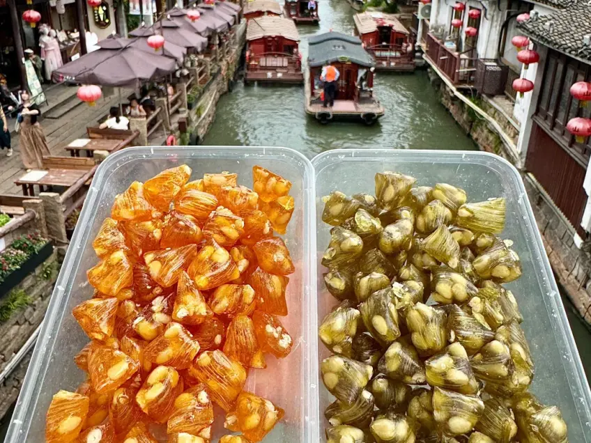 琥珀糖特写后景运河乌篷与白墙