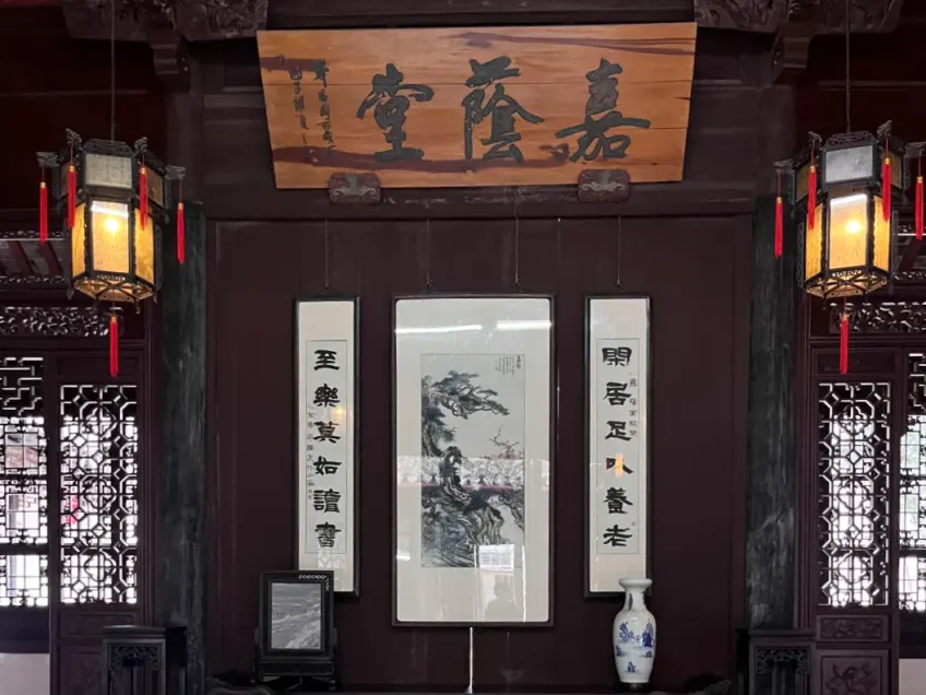 嘉荫堂堂屋对联瓷瓶灯笼