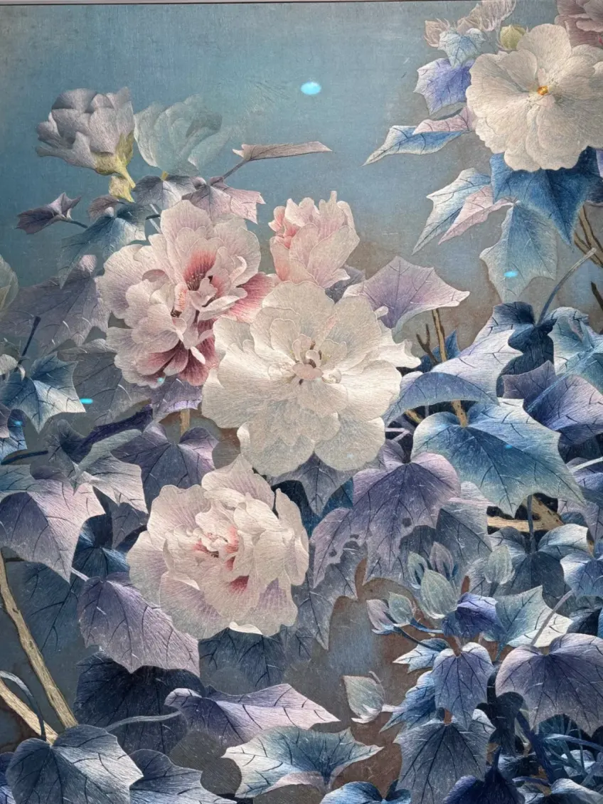苏绣粉白芙蓉与蓝叶丝线特写