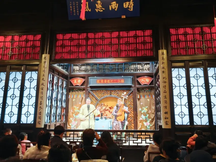 茶馆舞台男女艺人琵琶三弦同台