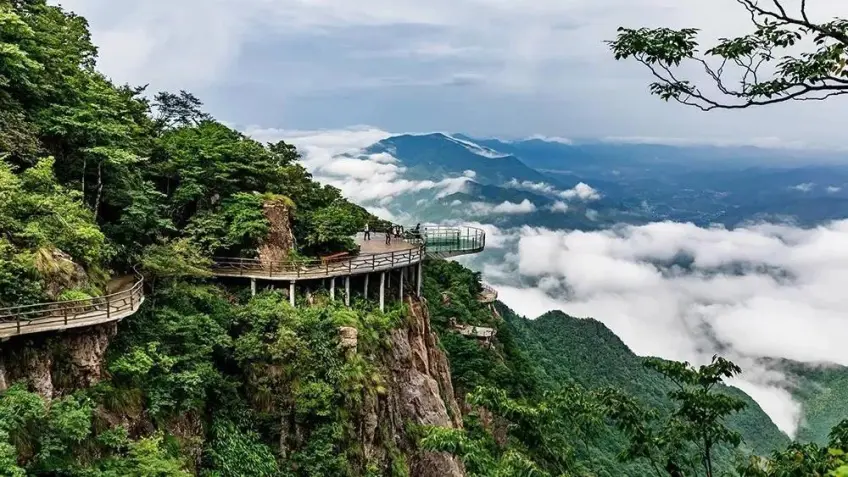 云上草原云海之上悬空玻璃观景台