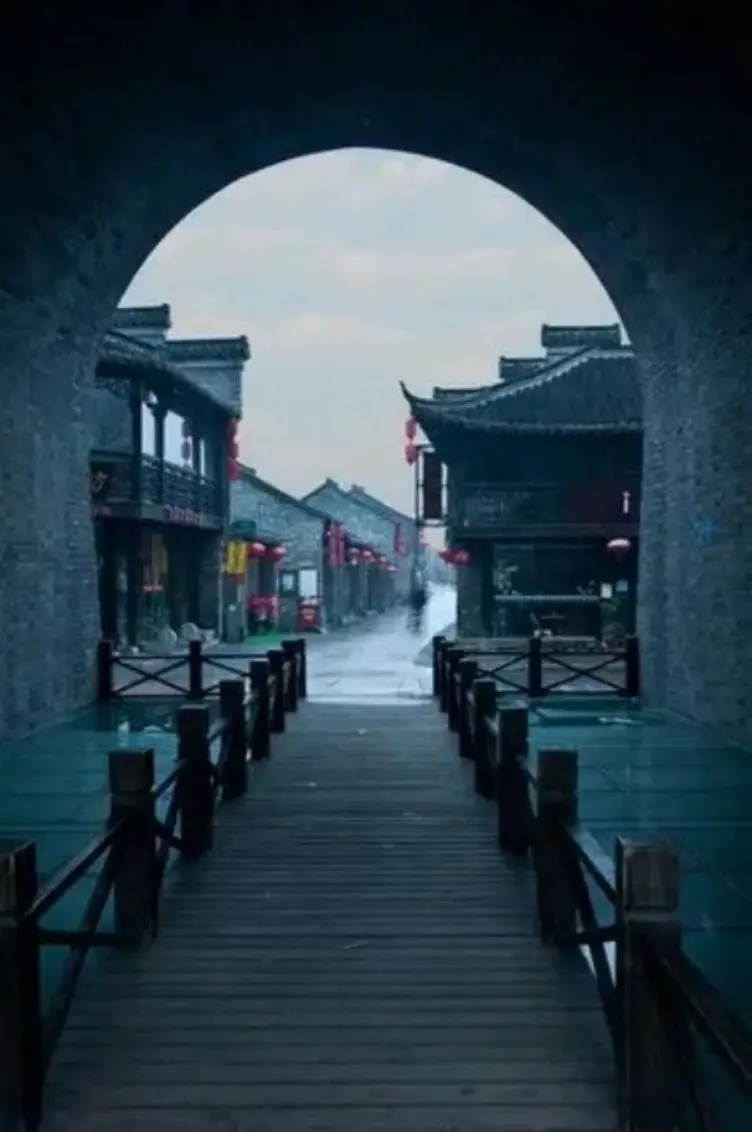 扬州老街拱门廊桥与红灯笼