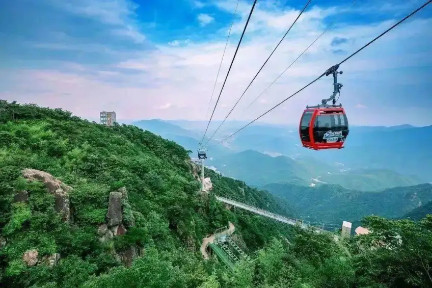 云上草原红色索道轿厢俯瞰山谷