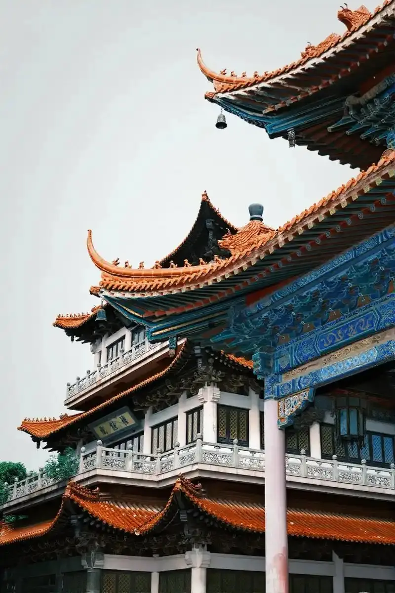高旻寺橙瓦飞檐与彩绘门廊
