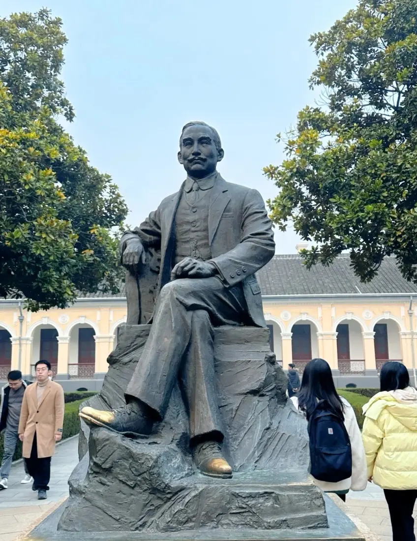 总统府孙中山铜像与拱廊竖图示意