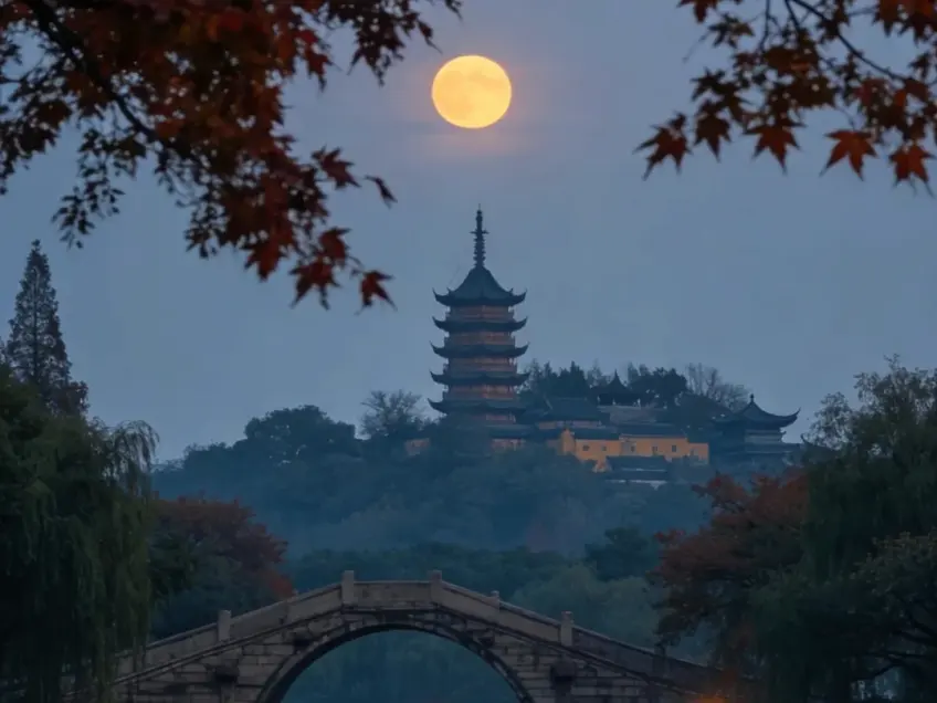 满月塔影与石拱桥夜色意境示意
