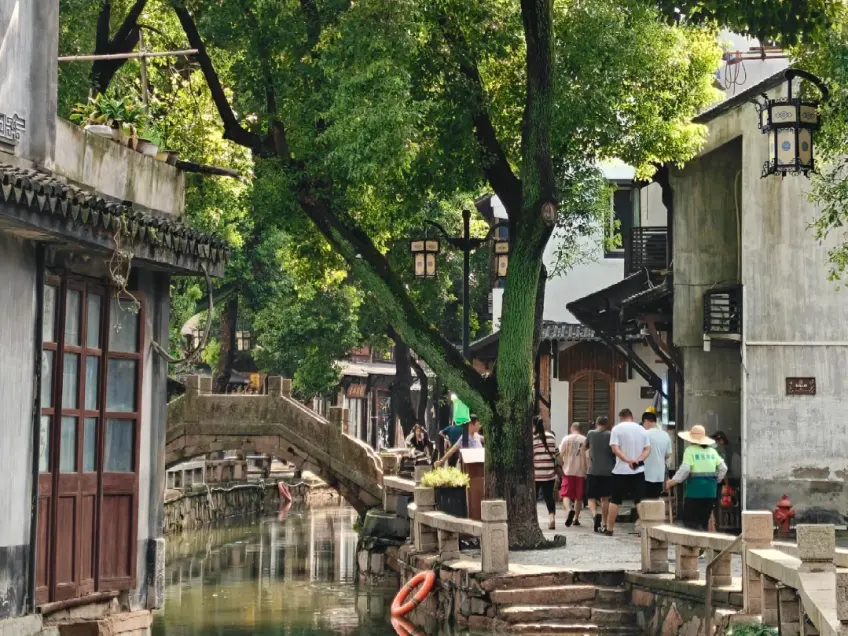 苏州纵横小河与两岸石桥街景