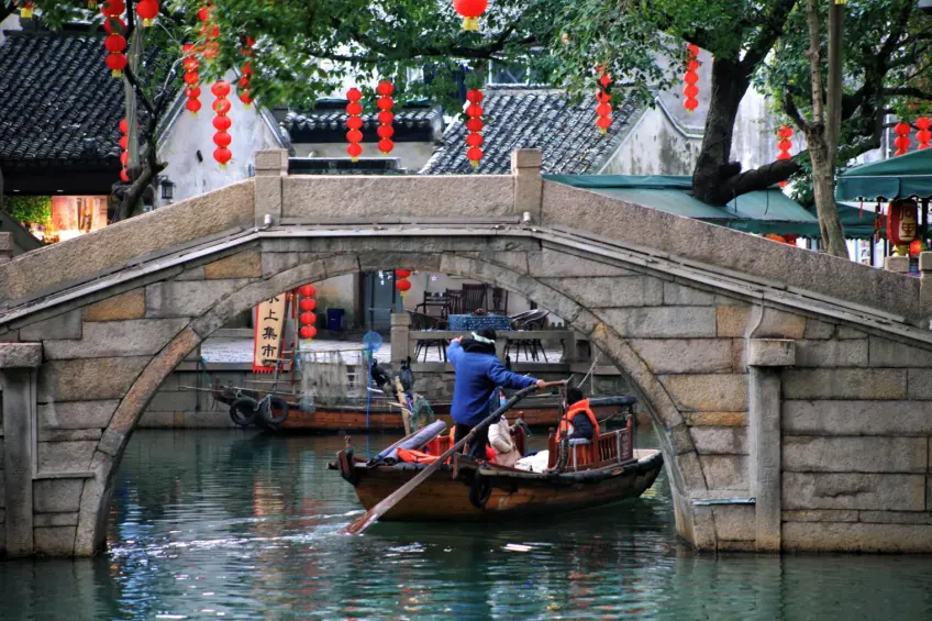 拱桥下乌篷船灯笼水市