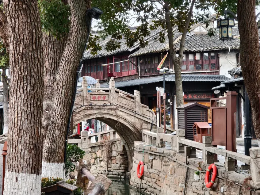 石拱桥与运河两岸粉墙民居