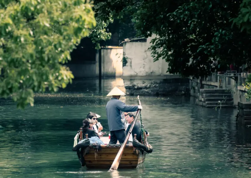 船娘摇橹载客穿行水道景