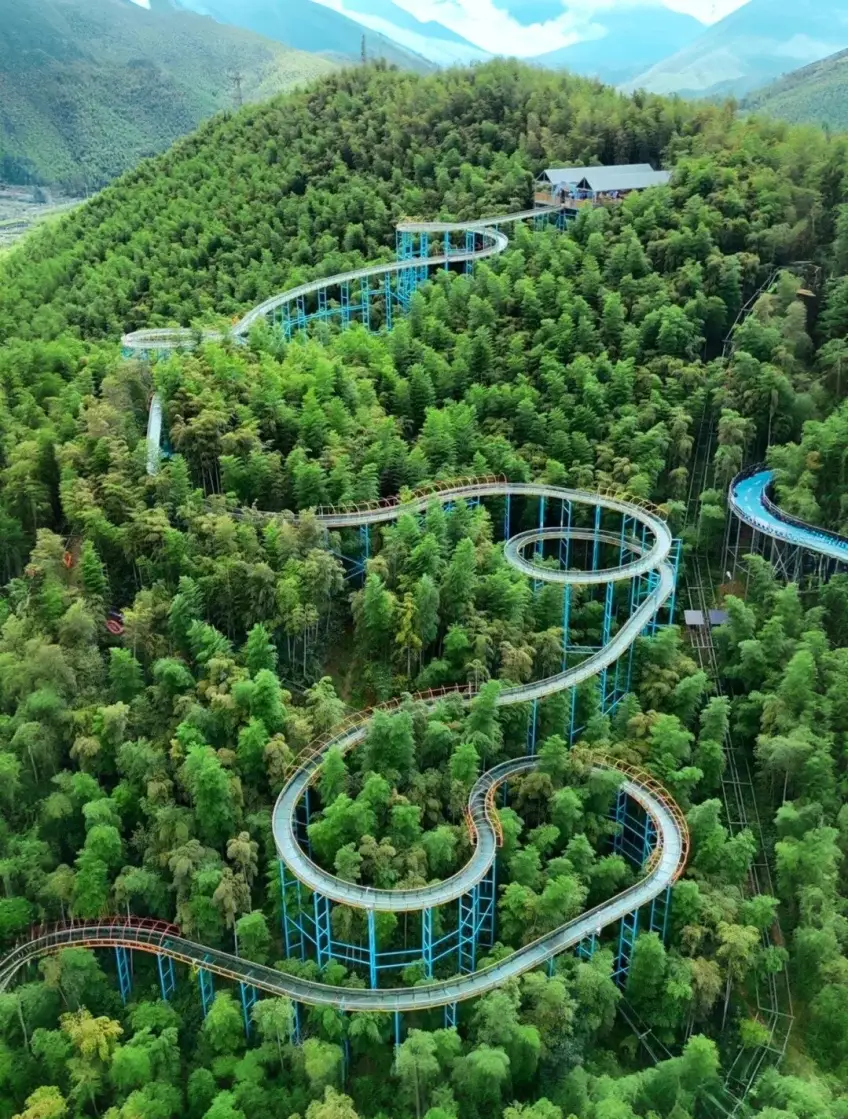 竹海上空蜿蜒玻璃滑道高空俯瞰