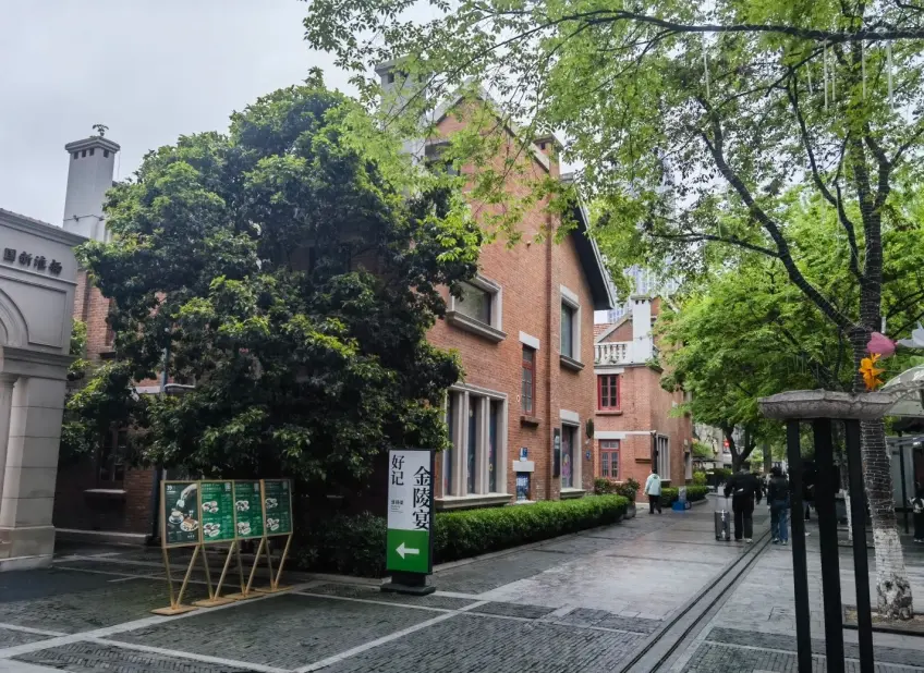 南京1912街區紅磚樓與行人街景
