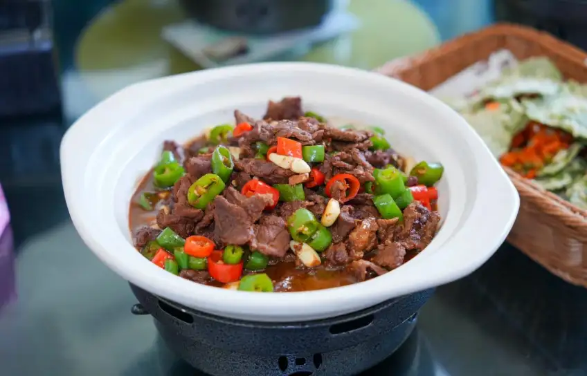 秀水人家青椒爆炒黄牛肉出锅