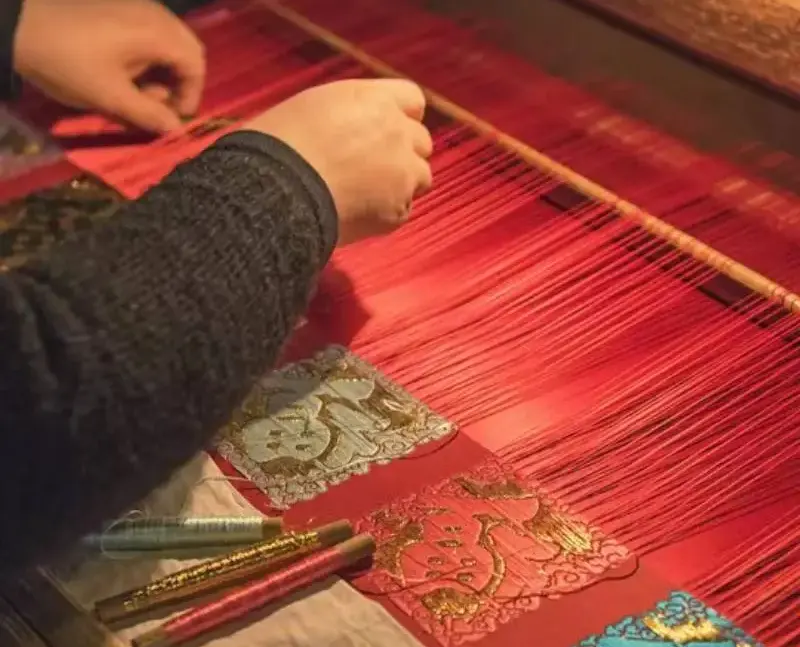 红丝经线织机上手作缂丝